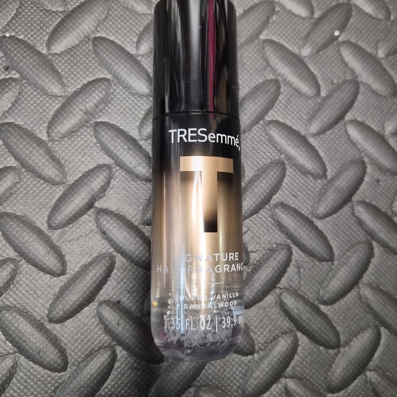 TRESemmé Hair Fragrance Mist – Golden Peach Vanilla Sandalwood (Set of 2) - Picture 2 of 3